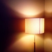 lampa w pokoju
