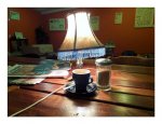 Nocna lampka stojąca na stoliku