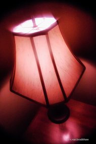 lampka nocna w kolorze czerwonym