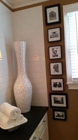 Duży biały wazon w pokoju