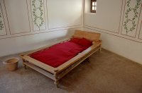 drewniane łóżko w kącie