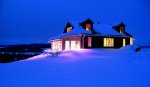 Rozświetlony dom zimą