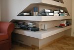 Niski skos można wykorzystać, budując pod nim półkę na książki.